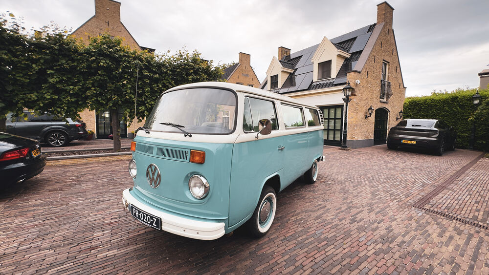 De zeegroene VW T2 van voren gezien, met chromen bumper en ronde koplampen.